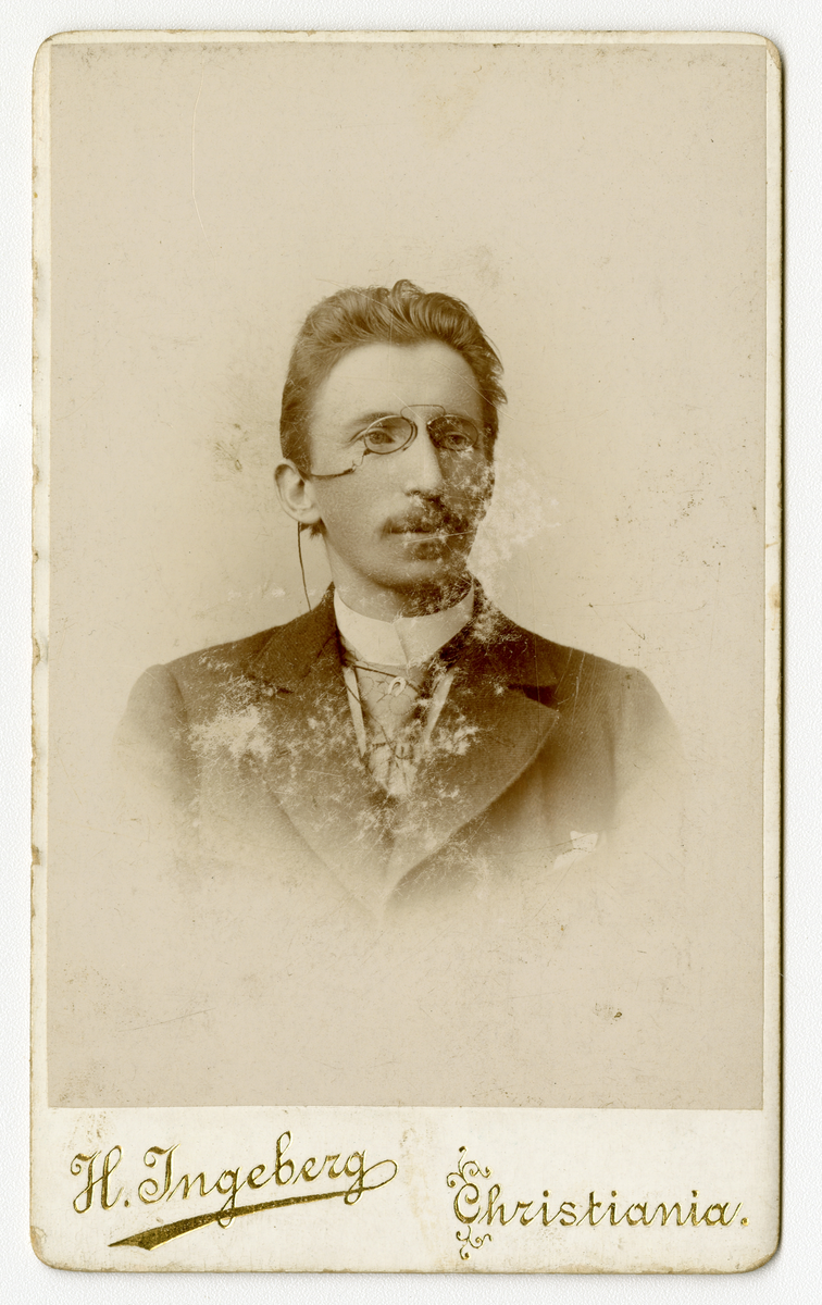 Portrett av ukjent mann

Påskrift: H. Ingeberg. Christiania

Påskrift bak: H.Ingeberg. Christiania. Hj. af Toldbodgd. og Kongensgd. Pladen opbevares. J.L.N.