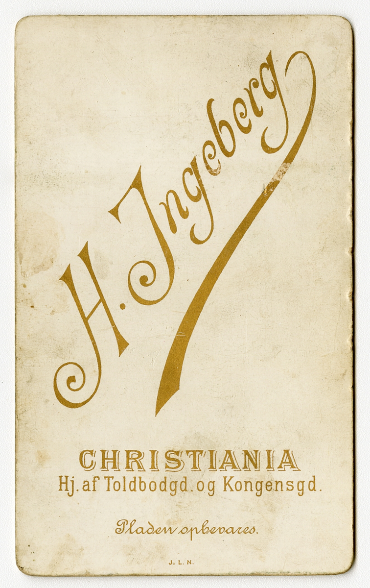 Portrett av ukjent mann

Påskrift: H. Ingeberg. Christiania

Påskrift bak: H.Ingeberg. Christiania. Hj. af Toldbodgd. og Kongensgd. Pladen opbevares. J.L.N.