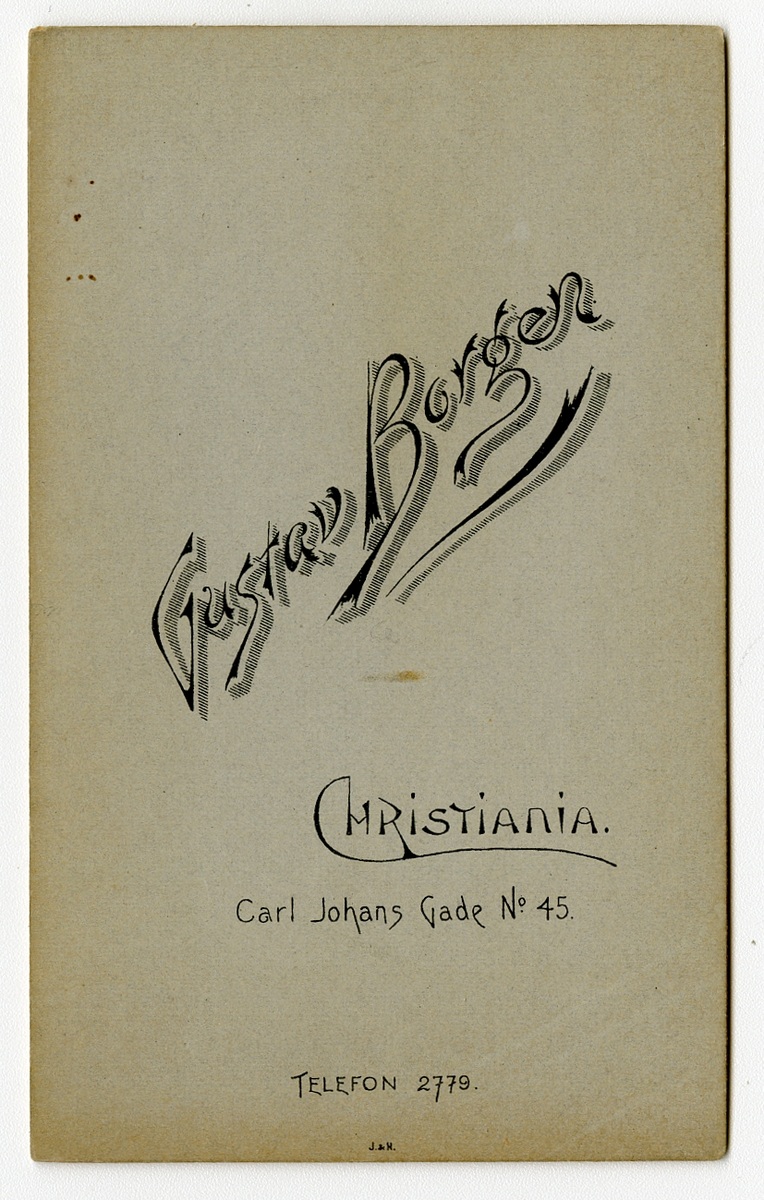 Portrett av ukjent jente.

Påskrift: Borgen. Christiania. Carl Johans Gade N 45. 

Påskrift bak: Gustav Borgen. Telefon 2779. J&N