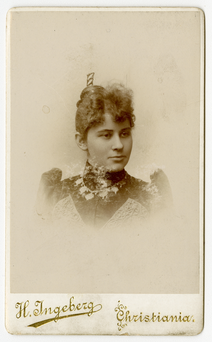 Portrett av ukjent kvinne.

Påskrift: H. Ingeberg. Christiania. 
Påskrift bak: H. Ingeberg. Hj. af Toldbedgd. og Kongensgd. Pladen opbevares. J.L.N
