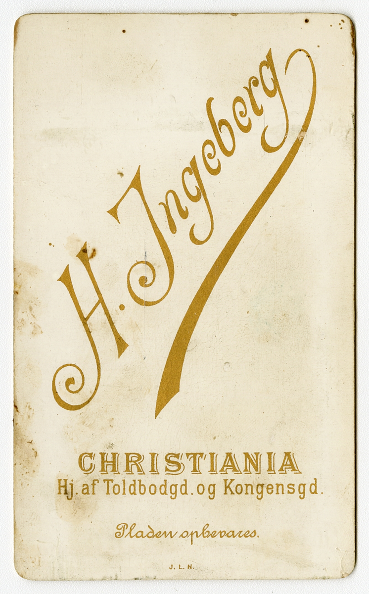 Portrett av ukjent kvinne.

Påskrift: H. Ingeberg. Christiania. 
Påskrift bak: H. Ingeberg. Hj. af Toldbedgd. og Kongensgd. Pladen opbevares. J.L.N
