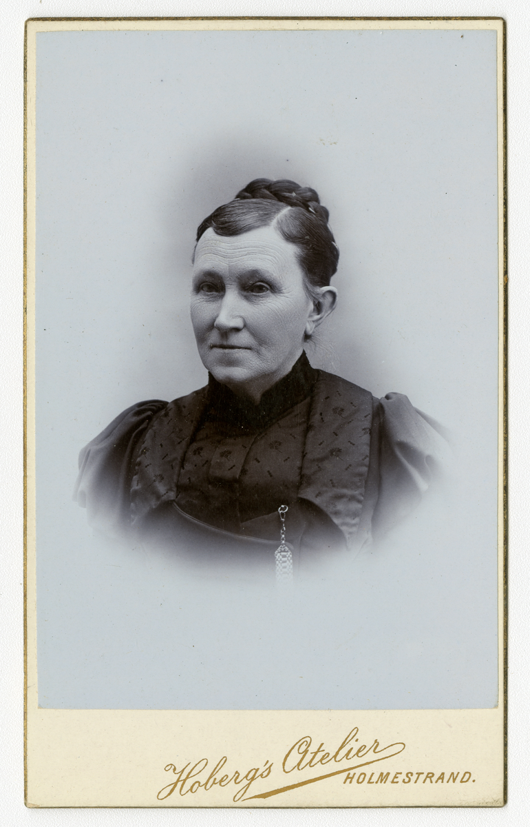 Portrett av ukjent kvinne.

Påskrift: Holberg's Atelier. Holmestrand.

Påskrift bak: Hoberg's Atelier. Holmestrand. Pladen opvevares for efterbestilling. J.L.N.