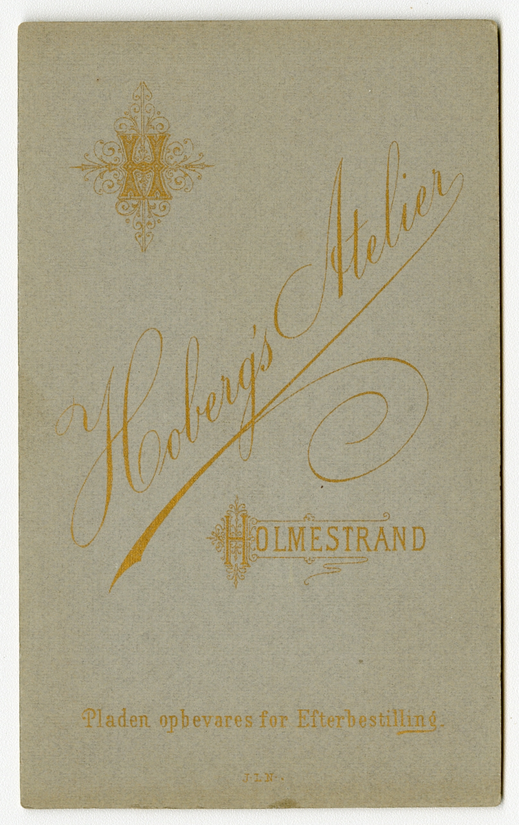 Portrett av ukjent kvinne.

Påskrift: Holberg's Atelier. Holmestrand.

Påskrift bak: Hoberg's Atelier. Holmestrand. Pladen opvevares for efterbestilling. J.L.N.