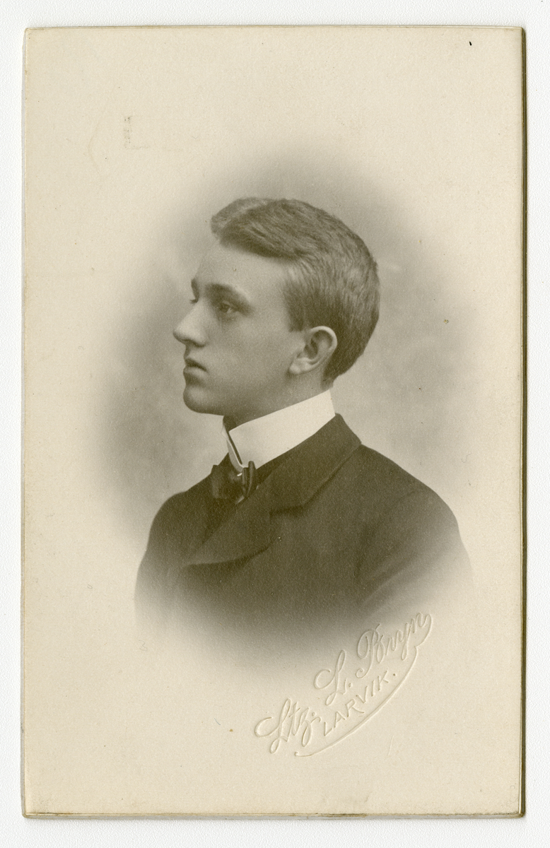 Portrett av ukjent mann i profil

Påskrift: Ltz. L. Bryn. Larvik

Påskrift bak: Ltz. L. Bryn. Atelier Telefon 294. Larvik. Nansetgaden 25-27.