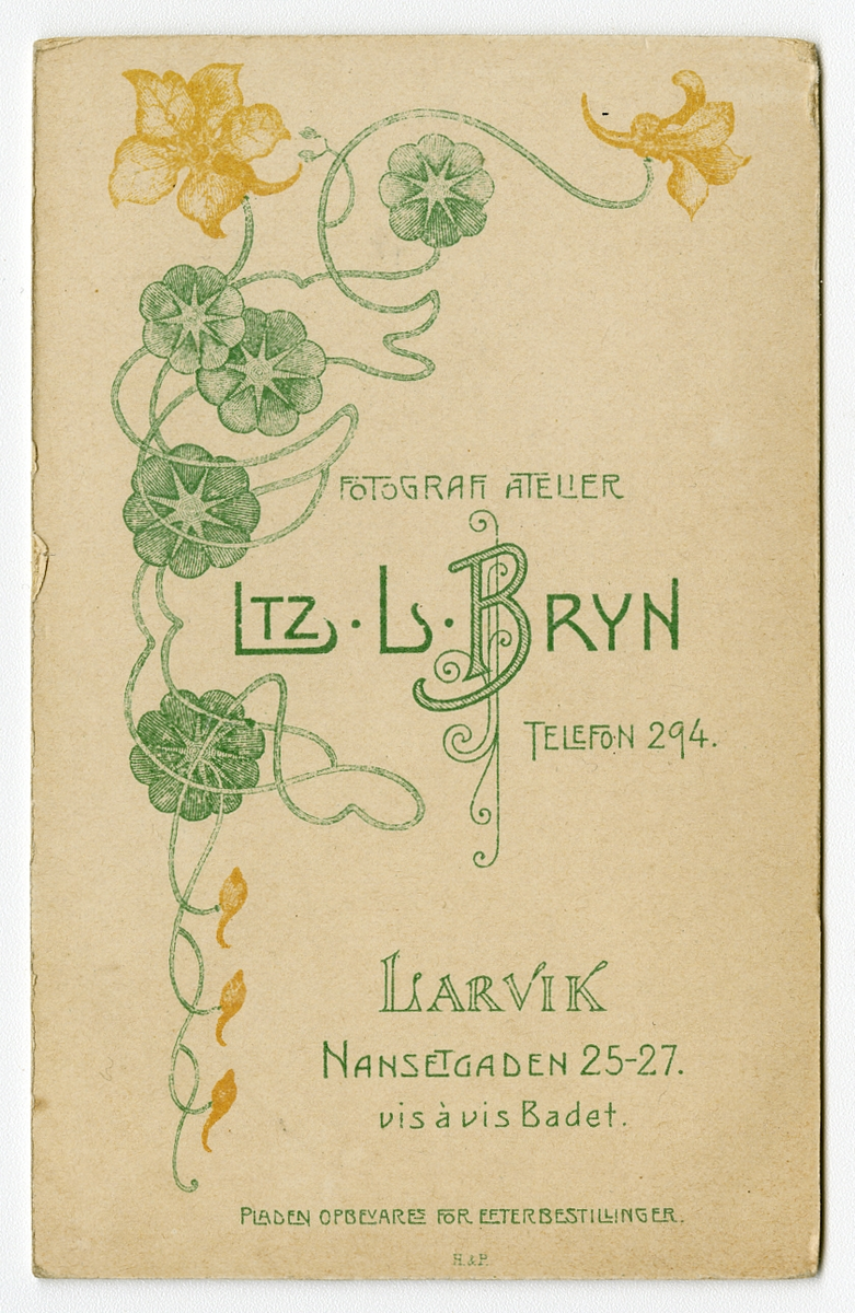 Portrett av ukjent mann i profil

Påskrift: Ltz. L. Bryn. Larvik

Påskrift bak: Ltz. L. Bryn. Atelier Telefon 294. Larvik. Nansetgaden 25-27.