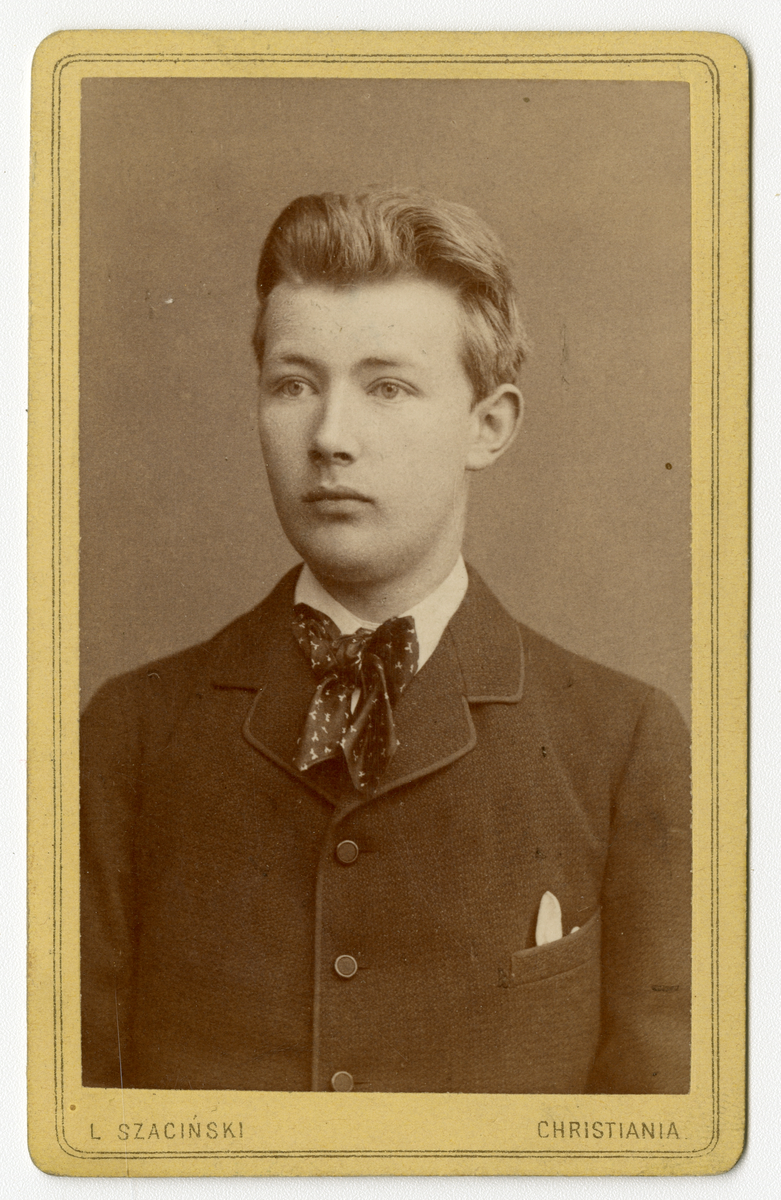 Portrett av ukjent gutt

Påskrift: L. Szacinski. Christiania. 

Påskrift bak: Fotograf Atelier. Ltz. L. Bryn. Telefon 294. Larvik. Nansetgaden 25-27.