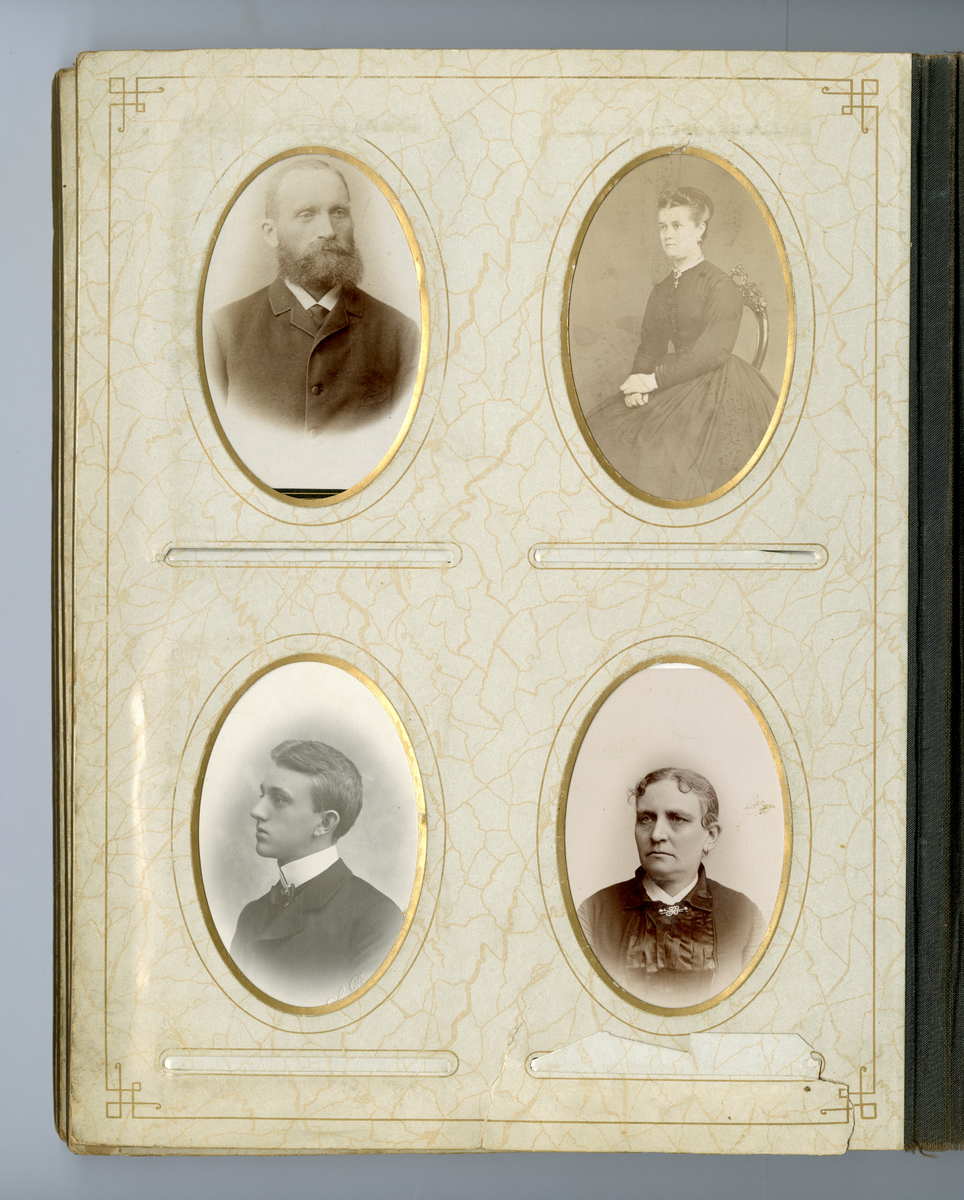 Portrett av kvinne. "M. Houen" i påskrift er antagelig Marie Houen (f. Eberhardt 1840)

Påskrift: Fotograf. L. Szacinski

Påskrift bak: Til Fru M. Houen Skien Fra L. Tommesen