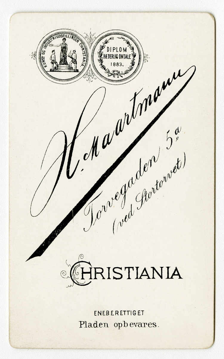Portrett av kvinne.

Påskrift: H. Maartmann. Christiania.
Påskrift bak: Kunst og Industriutstillingen Christiania. Diplom Hederlig Omtale 1883. 
H. Maartmann. Torvegaden 5a ved stortorvet. Christiania. Eneberettighet. Pladen opbevares.