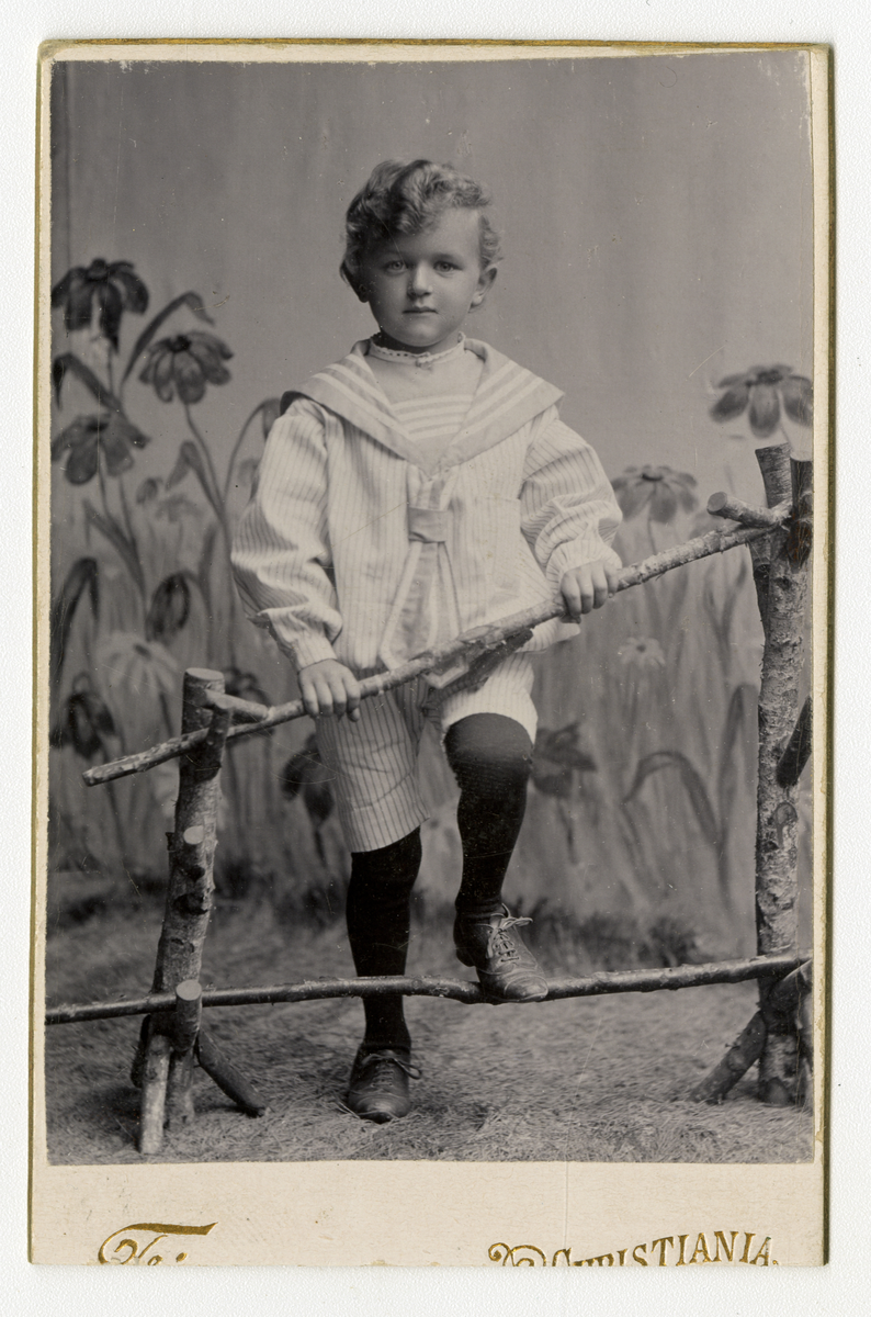 Portrett av gutt i matrosdrakt, ca. 1900

Påskrift: Finnes. Christiania.
Påskrift bak: Finnes. Carl Johansgade 19. Kristiania