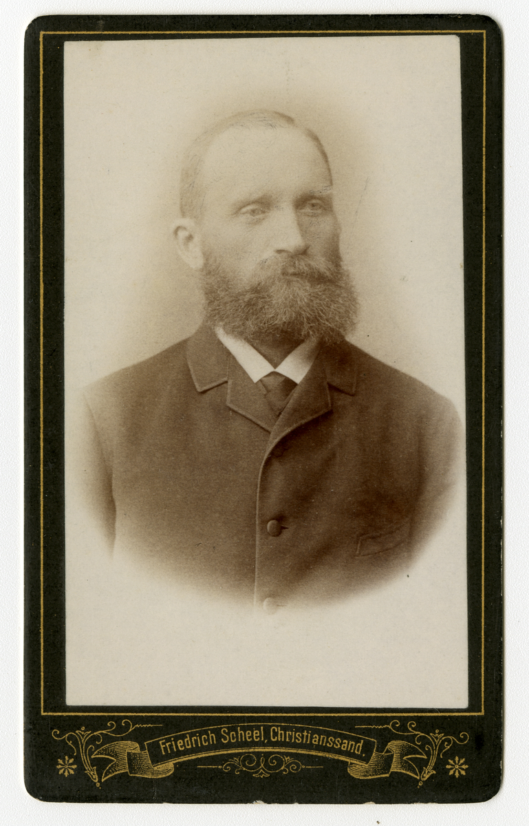 Portrett av mann.

Påskrift: Friedrich Scheel. Christianssand
Påskrift bak: Friedrich Scheel. Christianssand- Fotografisk Atelier. Christianssand Toldbodgaden 47c.