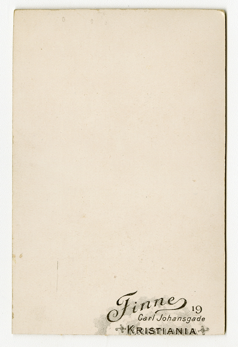 Portrett av gutt i matrosdrakt, ca. 1900

Påskrift: Finnes. Christiania.
Påskrift bak: Finnes. Carl Johansgade 19. Kristiania
