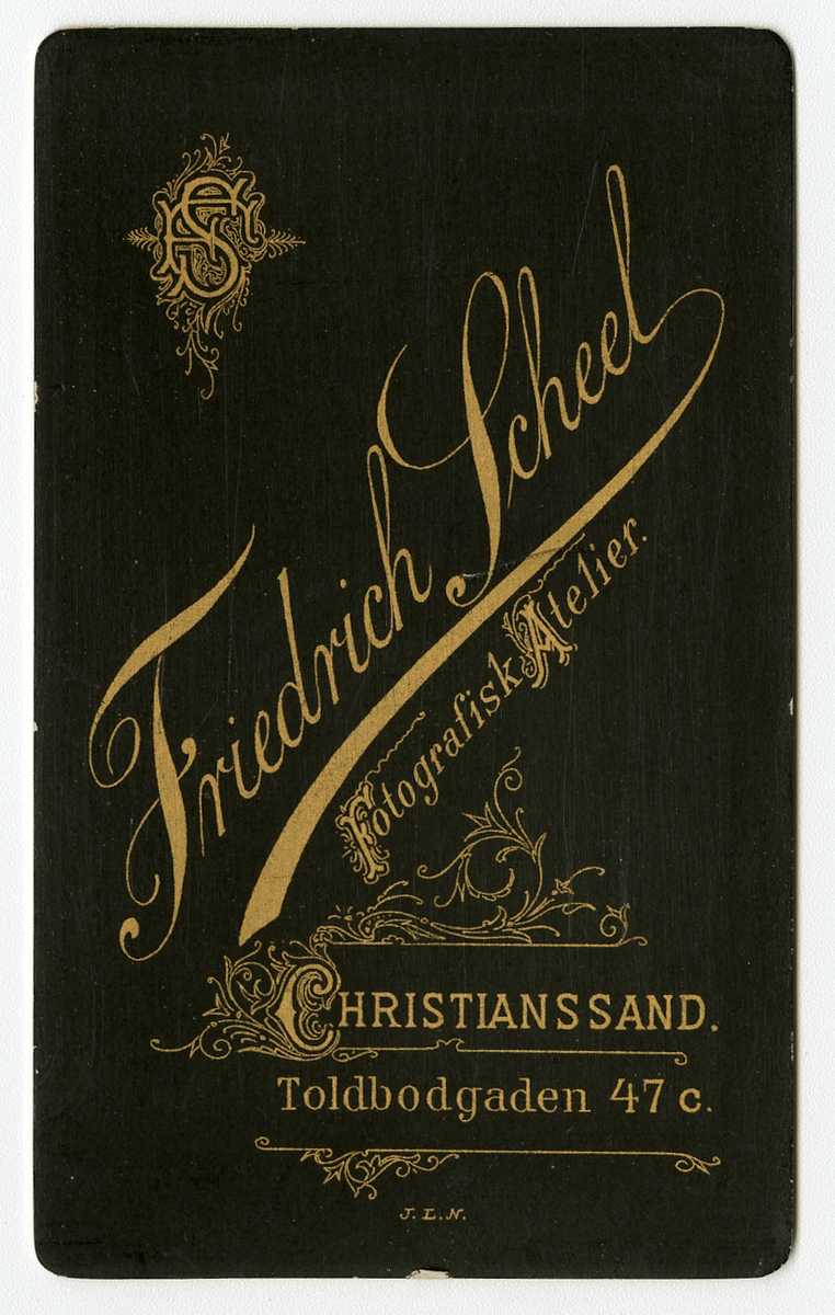 Portrett av mann.

Påskrift: Friedrich Scheel. Christianssand
Påskrift bak: Friedrich Scheel. Christianssand- Fotografisk Atelier. Christianssand Toldbodgaden 47c.