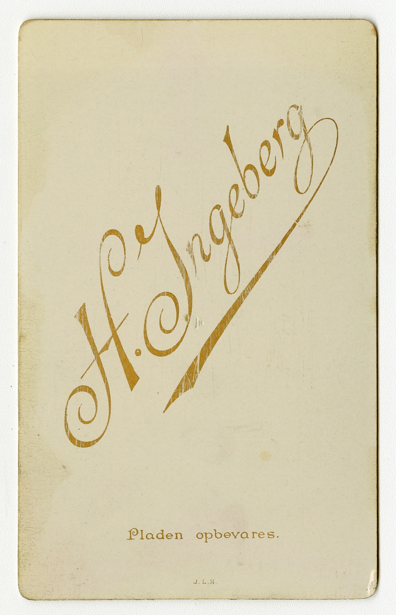 Portrett av baby.

Påskrift: H. Ingeberg. Toldbogd.22. Hj. Af. Kongensgd. Christiania.

Påskrift bak: H. Ingeberg. Pladen Opbevares. J.L.N.