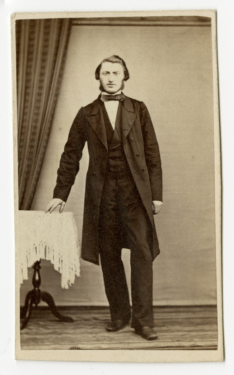 Portrett av ukjent mann, ca. 1860-tallet

Påskrift Bak: C. A. Nielsen. Photograph. Skien.