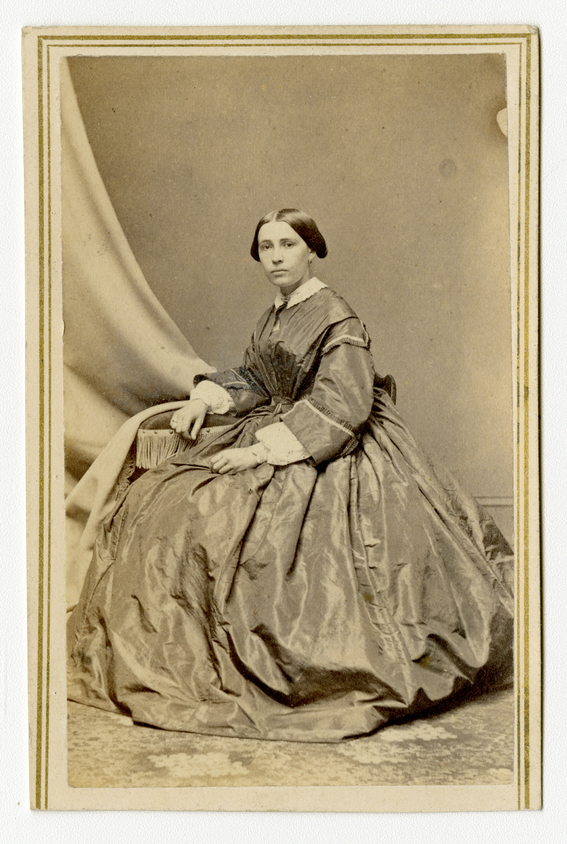 Portrett av ukjent kvinne, ca. 1850/60-tallet

Påskrift Bak: Bogardus. Photographer. 363 Broadway. New York.