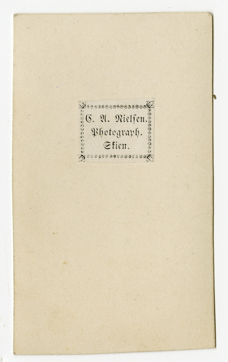 Portrett av ukjent mann, ca. 1860-tallet

Påskrift Bak: C. A. Nielsen. Photograph. Skien.