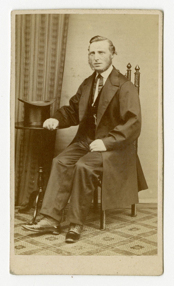 Portrett av ukjent mann, ca. 1865

Påskrift Bak: C. A. Nielsen. Photograph. Skien.