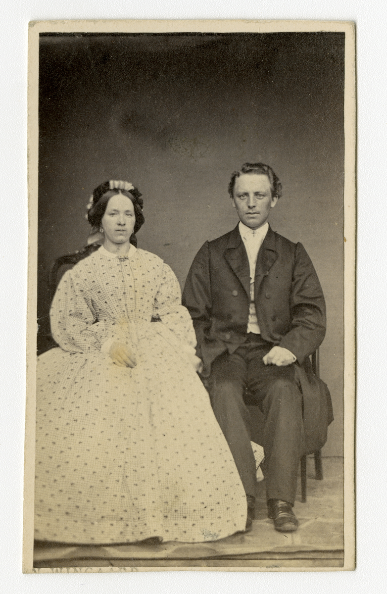 Portrett av ekteparet Samuel og Claudine Eberhardt (f. Bagger) som holder hender i dette portrettfoto tatt en gang på 1860-tallet