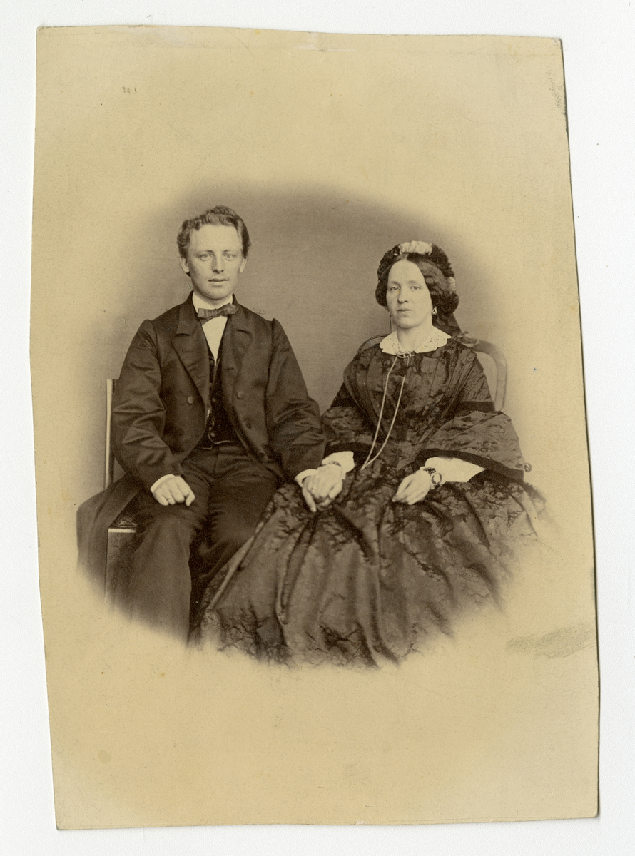 Portrett av ekteparet Samuel Christian Stub Eberhardt (f. 1834) og Claudine Margrethe Eberhardt f Bagger. (f. 1833) som holder hender i dette foto tatt en gang på 1860-tallet

De giftet seg i 1860

Påskrift: S. C. S. Eberhardt. Claudine F. Bagger.