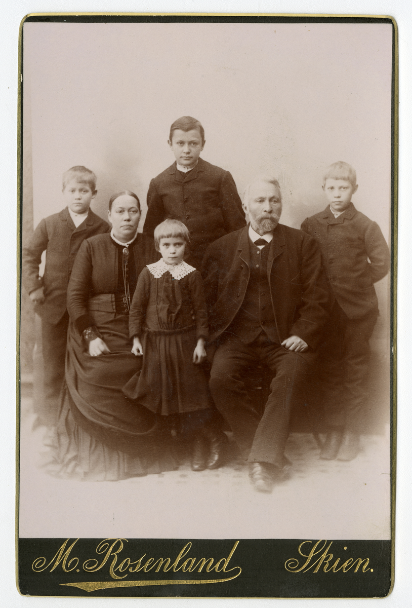 Portrett av familie, ca. 1880-tallet

Påskrift: M. Rosenland. Skien.
Påskrift Bak: Rosenland