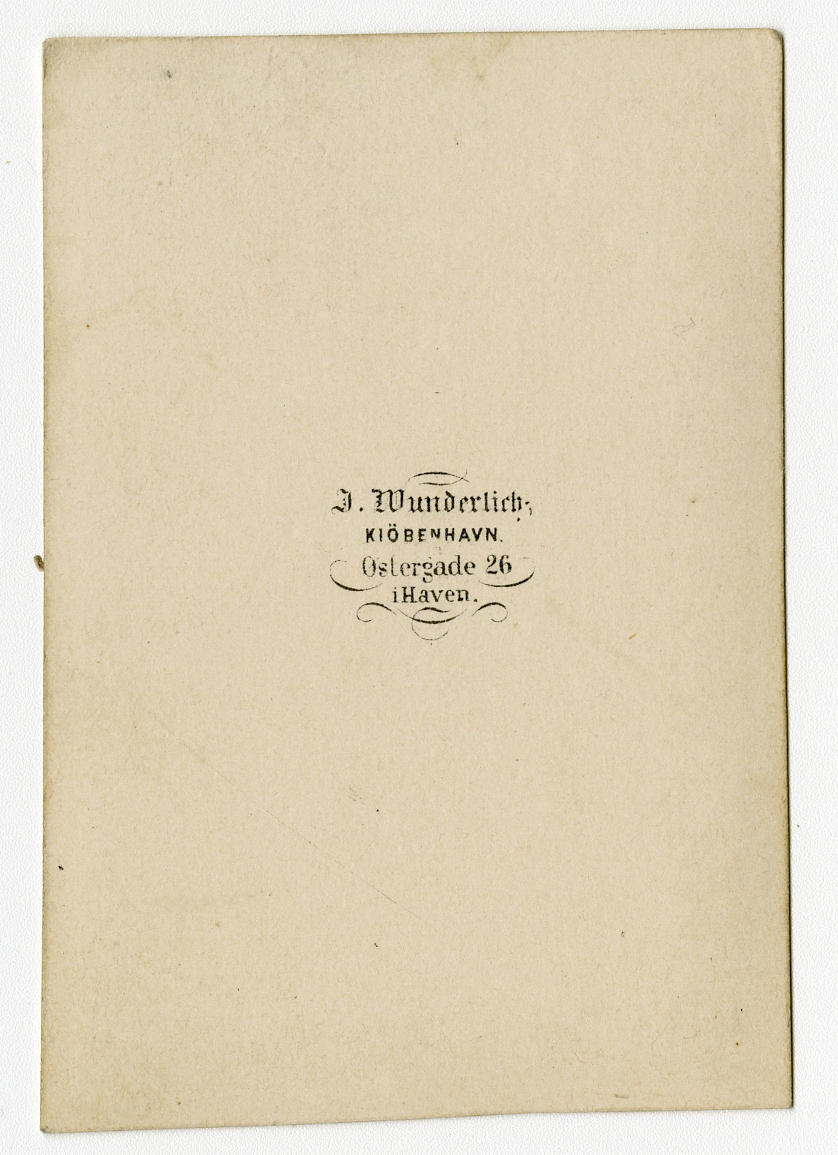 Portrett av ung kvinne i ballkjole, ca. 1860-tallet

Påskrift Bak: J. Wunderlich. Kiøbenhavn. Østergade 26. I haven.