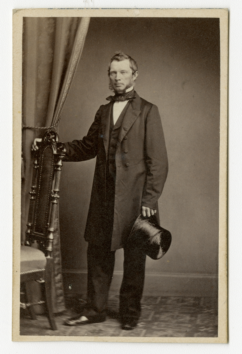 Portrett av mann, ca. 1860-tallet. Foto tatt i Kjøbenhavn, Danmark 

Påskrift bak: Photographi, af. F. F. Petersen. St. Kongensgade 21. Kiøbenhavn.