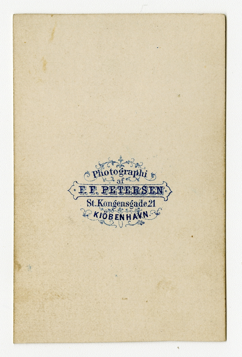 Portrett av mann, ca. 1860-tallet. Foto tatt i Kjøbenhavn, Danmark 

Påskrift bak: Photographi, af. F. F. Petersen. St. Kongensgade 21. Kiøbenhavn.