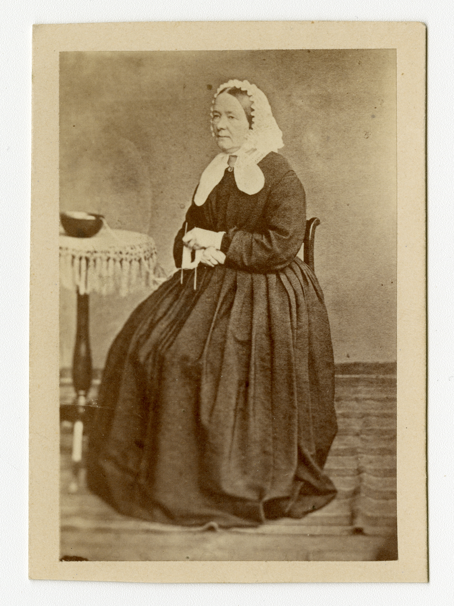 Portrett av kvinne som strikker, ca. 1860-tallet
