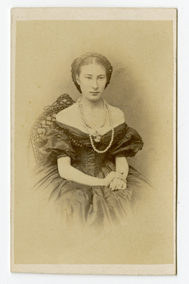 Portrett av kvinne i ballkjole på 1860-tallet

Påskrift Bak: Photographie af H. Ulseth i Bergen.