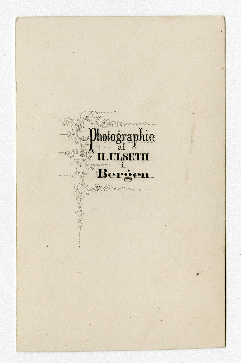 Portrett av kvinne i ballkjole på 1860-tallet

Påskrift Bak: Photographie af H. Ulseth i Bergen.