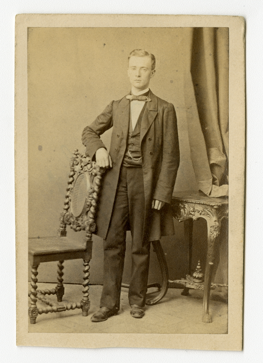 Portrett av mann, ca. 1860-tallet

Påskrift Bak: L. Haase & Comp In Berlin, und Hof-Photographen Ihrer Kgl. Hoheit der Frau Kronprinzessin v. Preussen. 178. Grosse Friedrichs-Strasse 178.