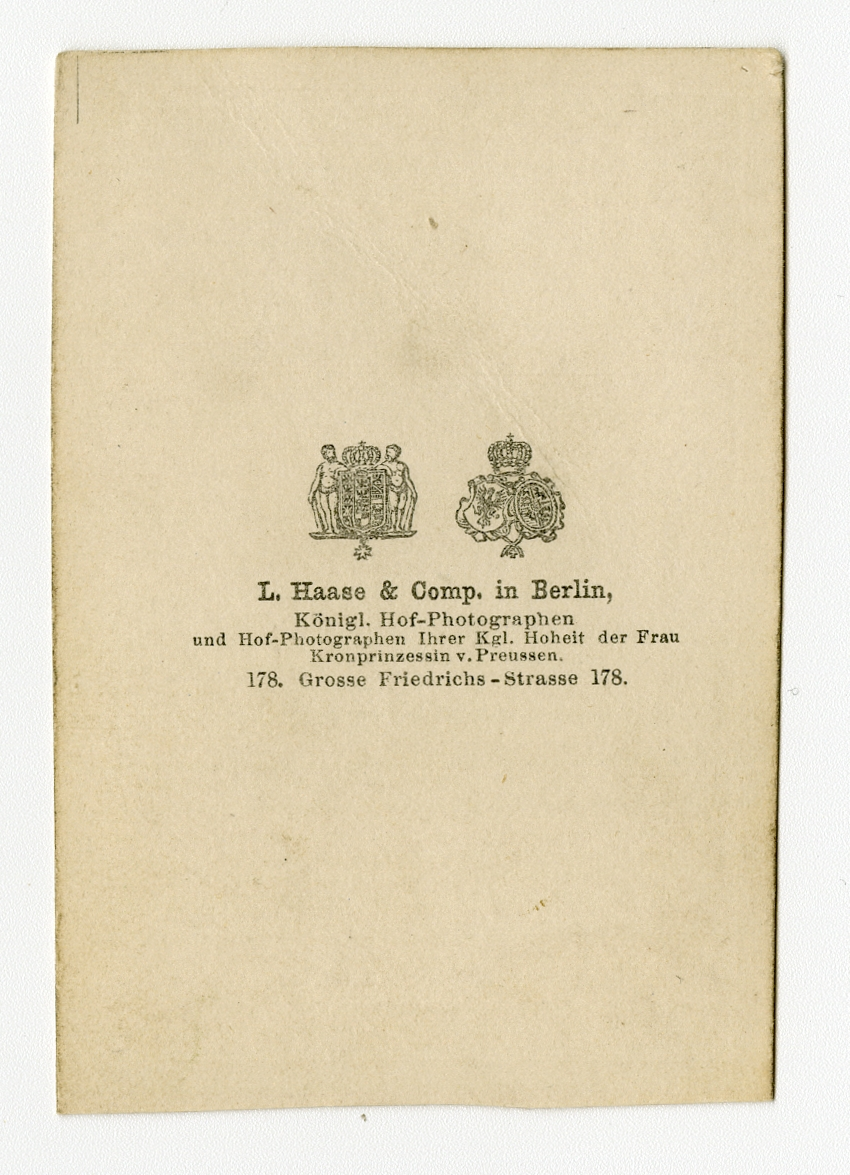 Portrett av mann, ca. 1860-tallet

Påskrift Bak: L. Haase & Comp In Berlin, und Hof-Photographen Ihrer Kgl. Hoheit der Frau Kronprinzessin v. Preussen. 178. Grosse Friedrichs-Strasse 178.