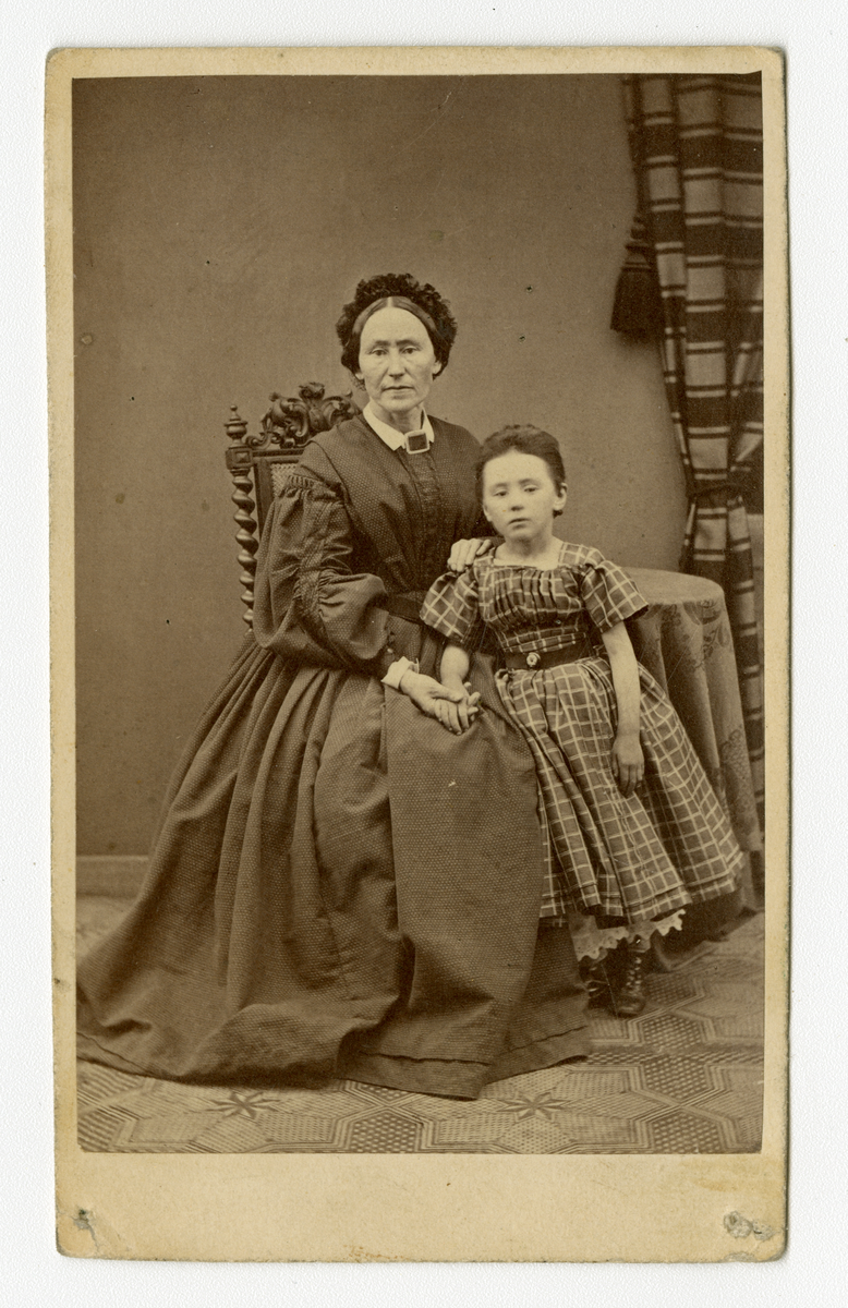 Portrett av kvinne og pike, ca. 1860-tallet

Påskrift bak: Schartums Atelier. Laurvig