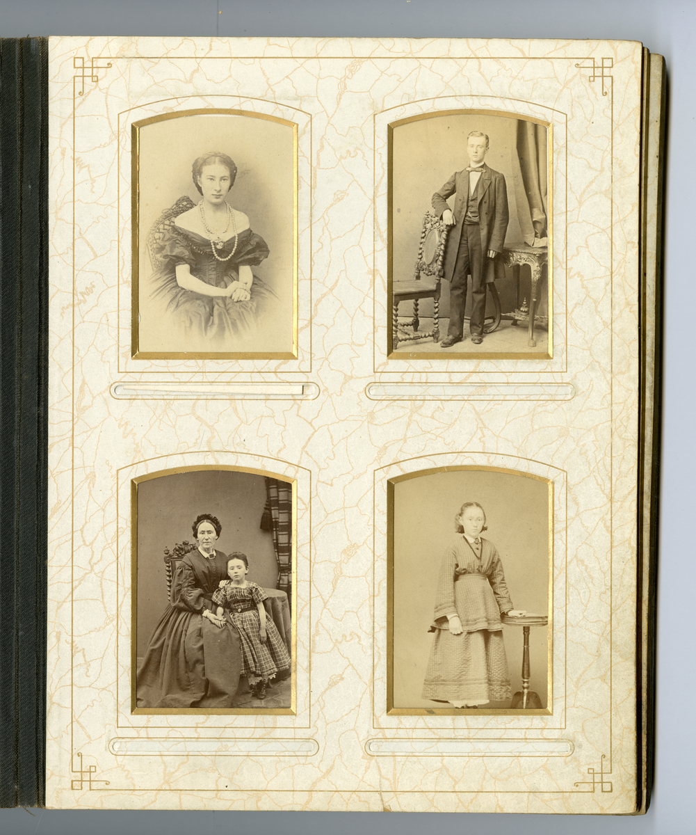Portrett av jente på 1870-tallet

Påskrift bak: Fotografi af Halfdan Lunde. Hamar.