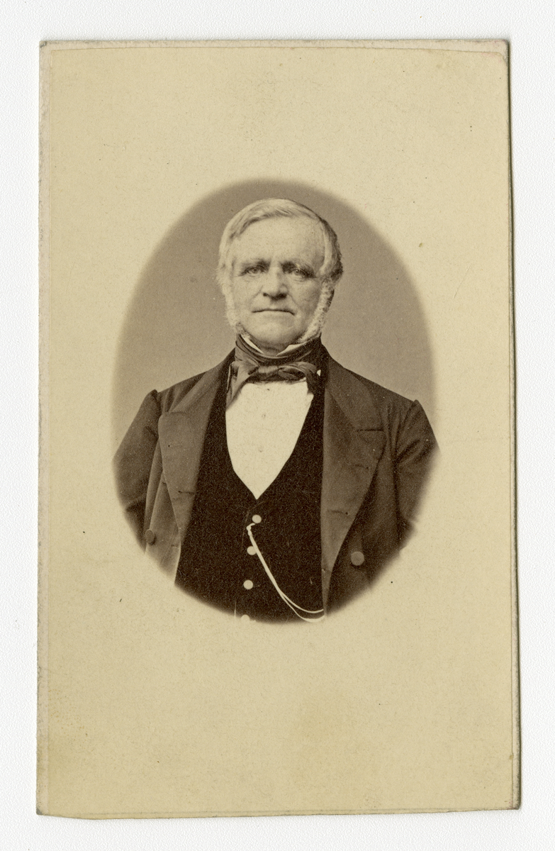Portrett av Herman Bagger (f. 1800) i 1865

Påskrift Bak: Carl Joh: Hanssen. Kongelig Hof-Photograph. Østre gade N4. Christiania.
