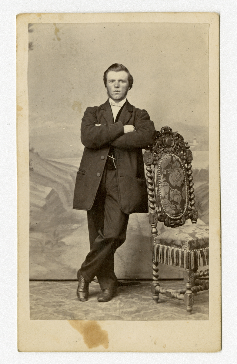 Portrett av mann.

Påskrift Bak: Photographisches - Atelier von Carl Nuchtern. 18 Spielbudenplatz, 18. Hamburg.