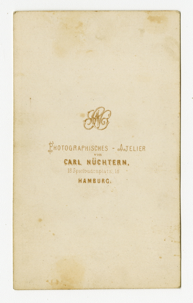 Portrett av mann.

Påskrift Bak: Photographisches - Atelier von Carl Nuchtern. 18 Spielbudenplatz, 18. Hamburg.