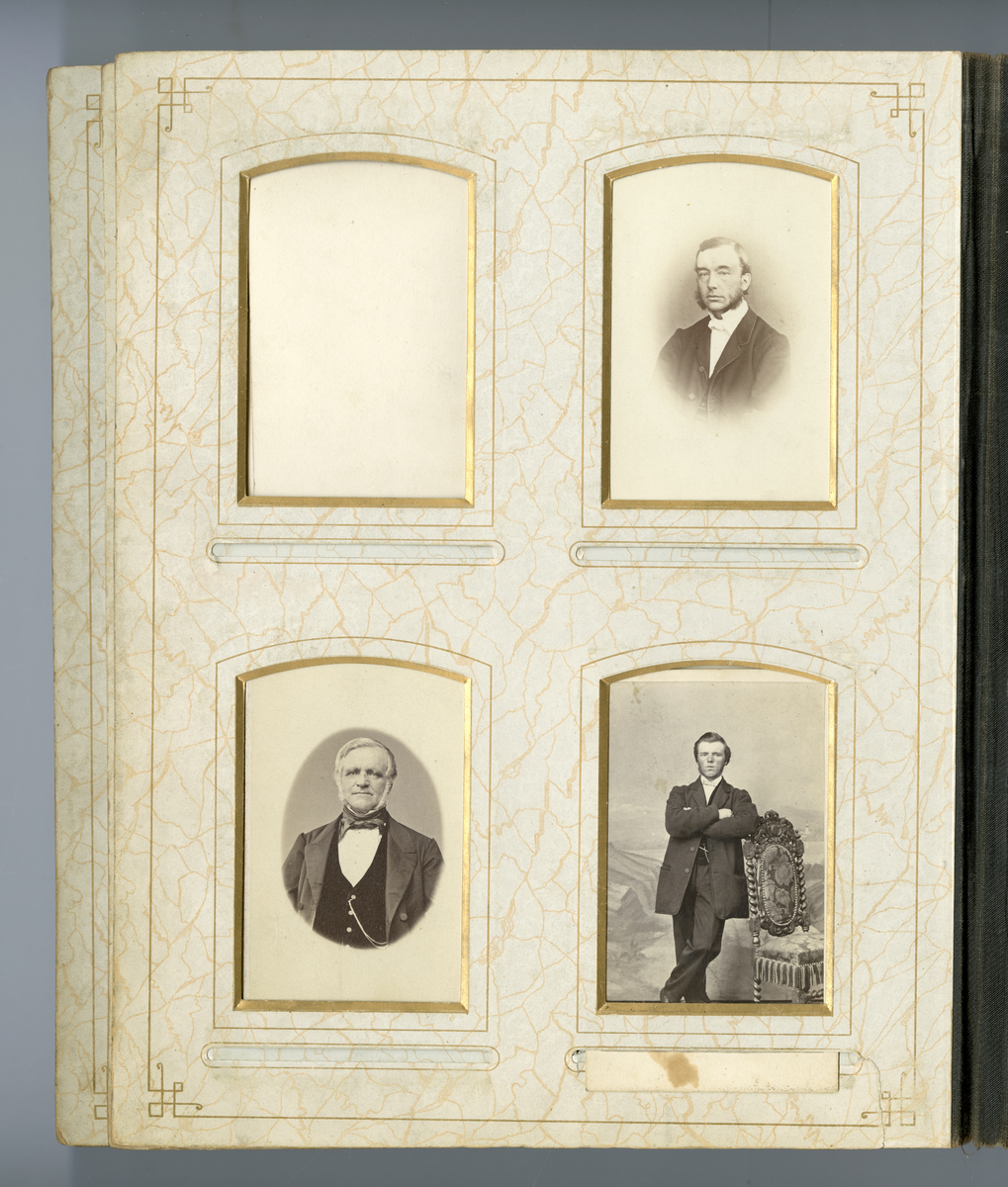 Portrett av mann.

Påskrift Bak: Photographisches - Atelier von Carl Nuchtern. 18 Spielbudenplatz, 18. Hamburg.
