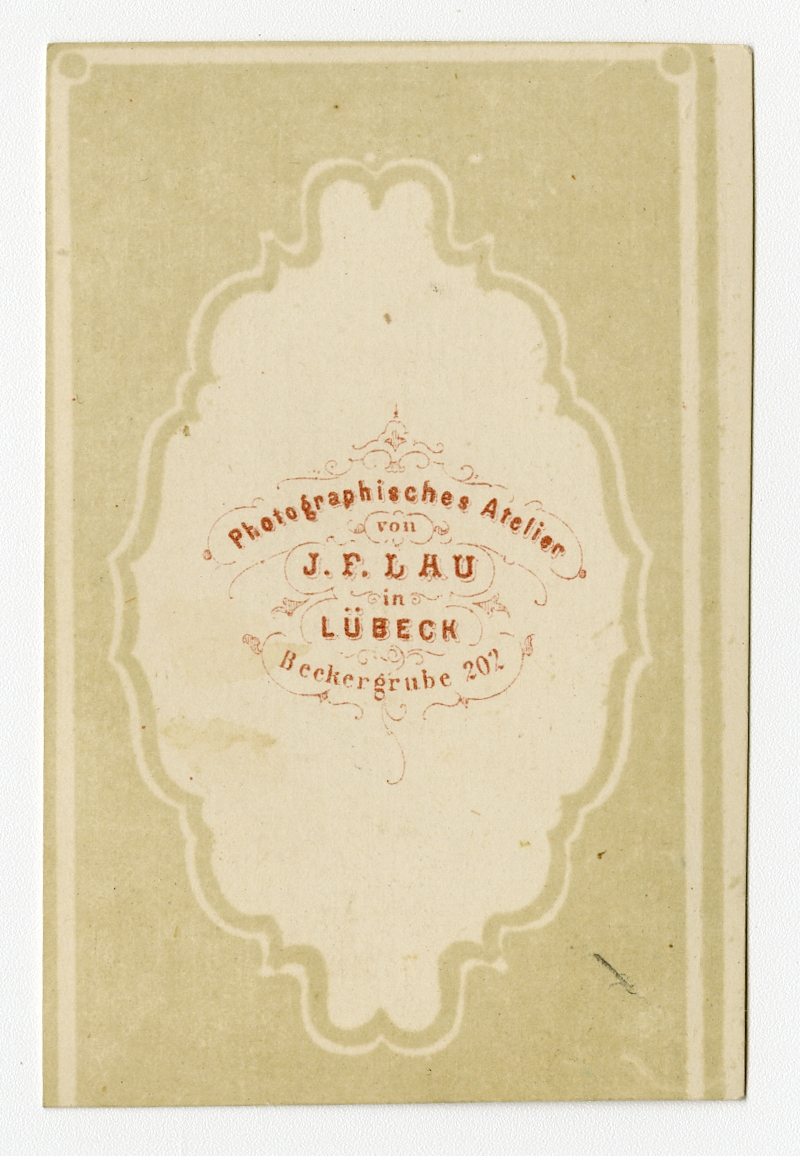 Portrett av kvinne og pike.

Påskrift Bak: Photographisches Atelier von J. F. Lau in Lubeck. Beekergrube 202.