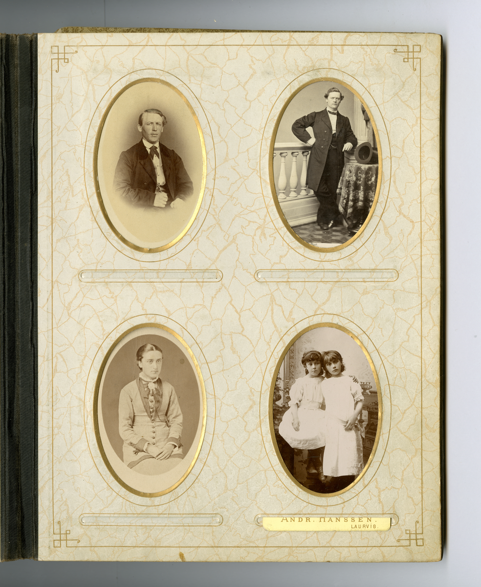 Portrett av to piker, ca. 1880-tallet

Påskrift: Andr. Hanssen. Laurvig.

Påskrift Bak: Andr. Fanssen. Fotografisk Forsetning. Laurvig. Prindsensgade. Pladen opbevares.