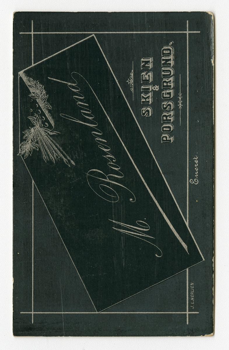 Portrett av kvinne.

Påskrift: M. Rosenland. Skien & Porsgrund.
Påskrift Bak: M. Rosenland. Skien & Porsgrund. J.L.Nerlien. Emeret.
