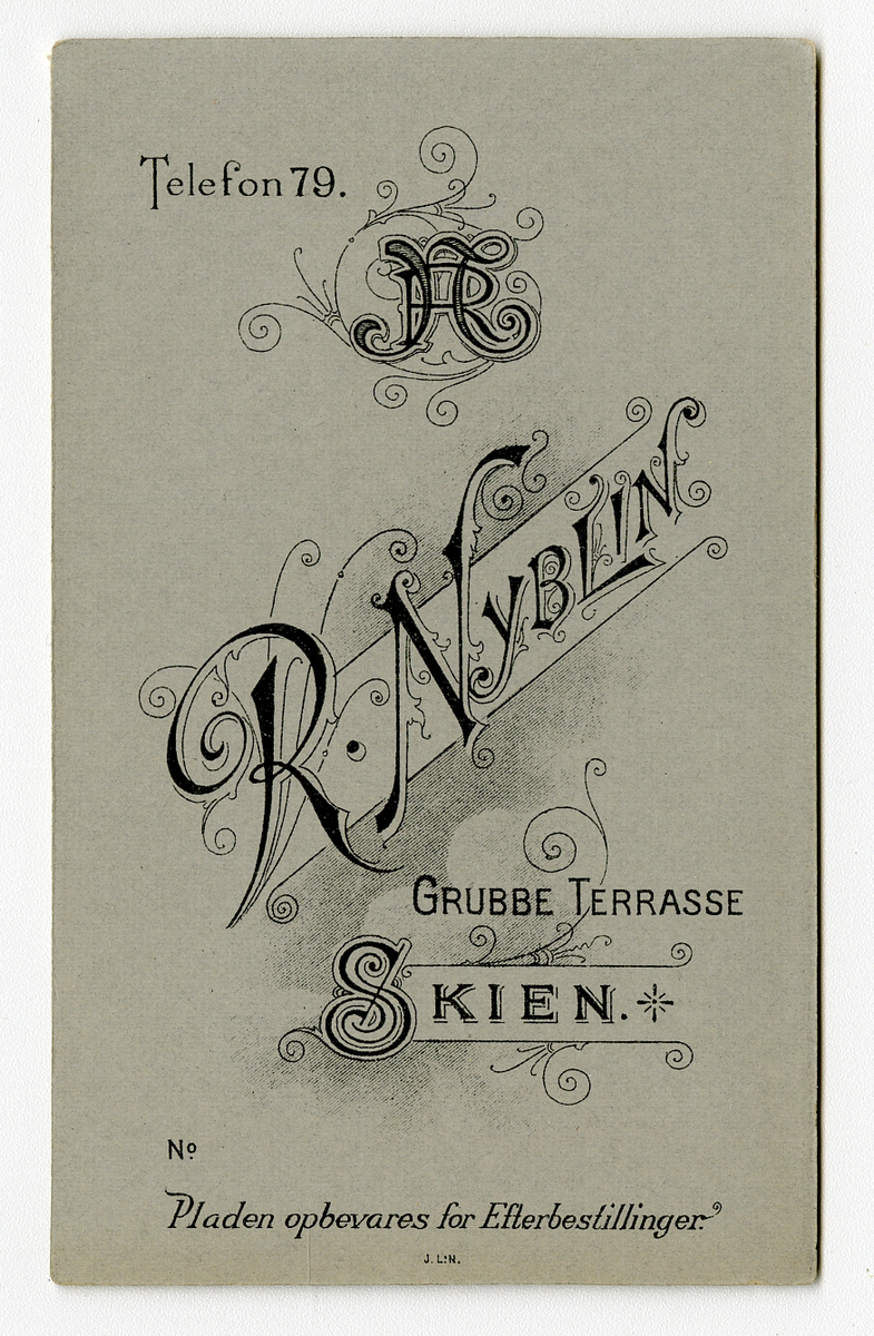 Portrett av kvinne.

Påskrift: R. Nyblin. Grubbe Terrasse. Skien.
Påskrift Bak: Telefon 79. R. Nyblin. Grubbe Terrasse. Skien. Pladen opbevares for efterbestillinger. J.L.N.