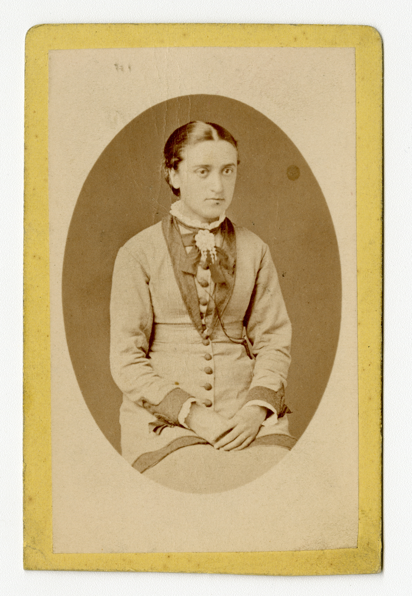 Portrett av kvinne.

Påskrift Bak: H. Lunde. Fotograf. Fredriksstad. Sarpsborg. Pladen opbevares.