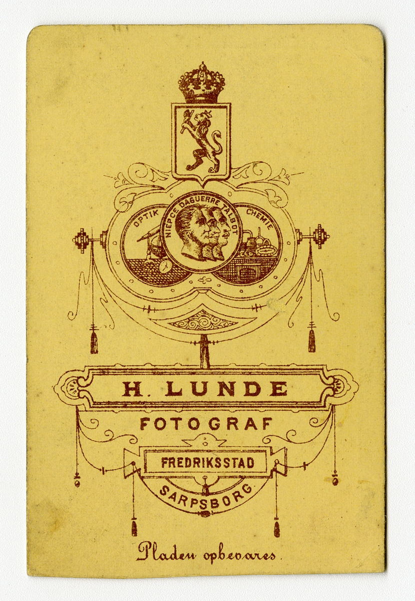 Portrett av kvinne.

Påskrift Bak: H. Lunde. Fotograf. Fredriksstad. Sarpsborg. Pladen opbevares.