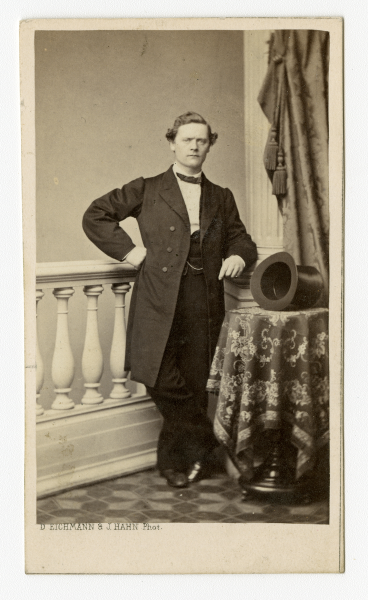Portrett av mann.

Påskrift Bak: Photographie von D. Eichmann & J. Hahn. 36. Alterwall. 36. Hamburg.