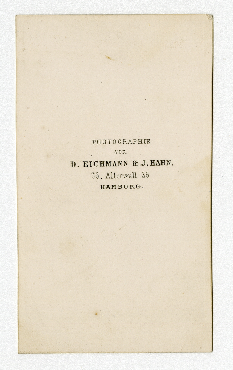 Portrett av mann.

Påskrift Bak: Photographie von D. Eichmann & J. Hahn. 36. Alterwall. 36. Hamburg.