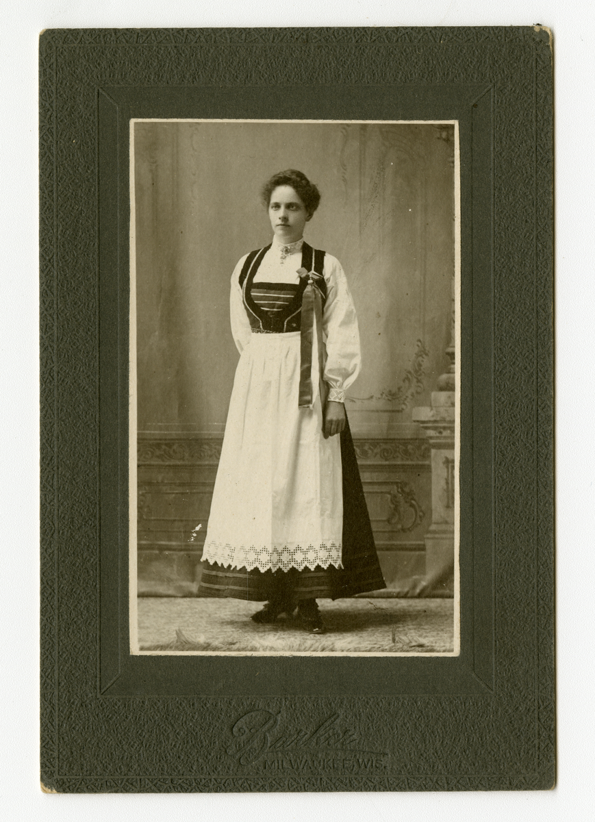 Portrett av kvinne, foto tatt i Amerika 

Påskrift: Barker, Milwaukee, Wis.