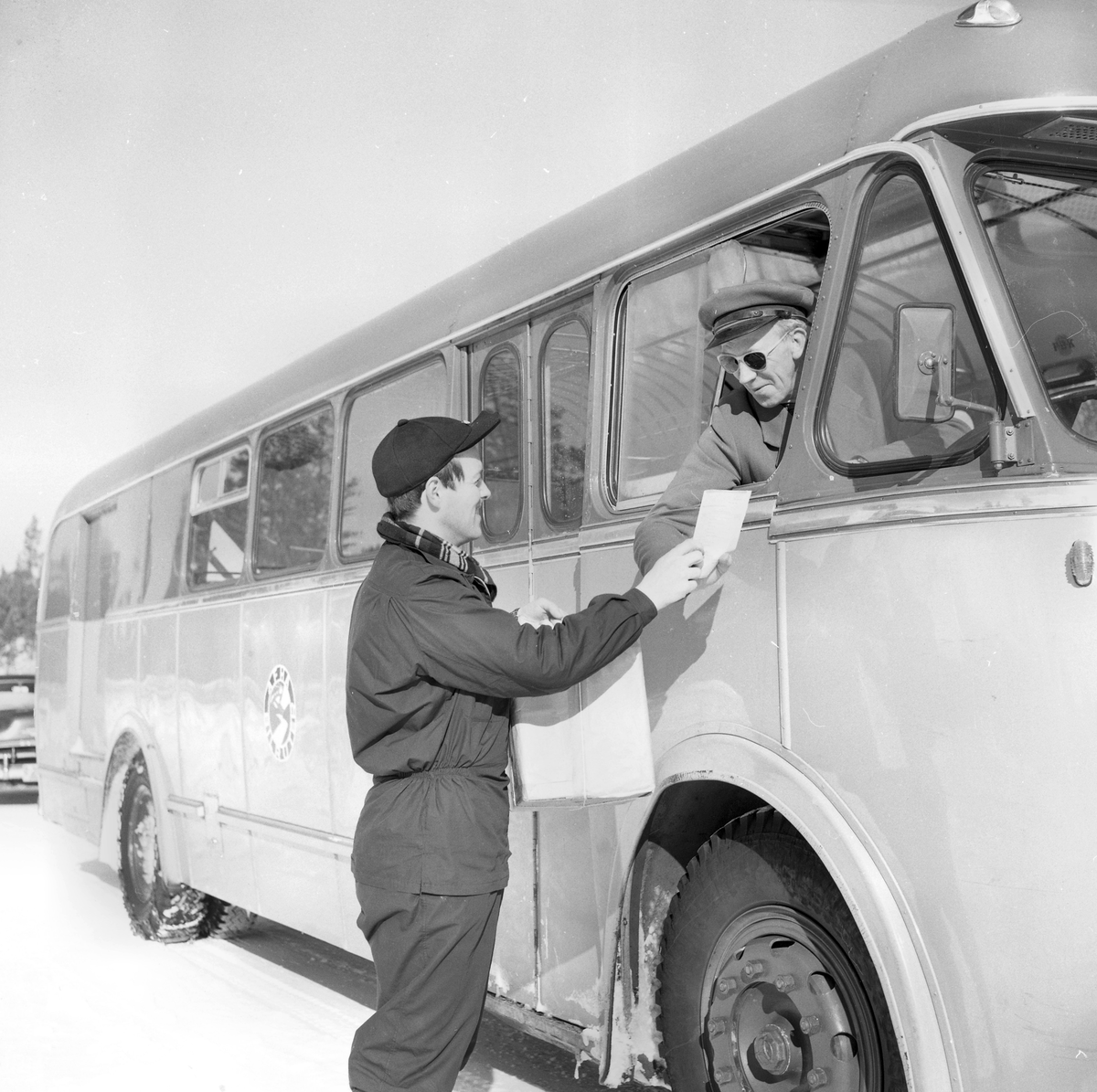 Buss klar for avgang, tar imot post 