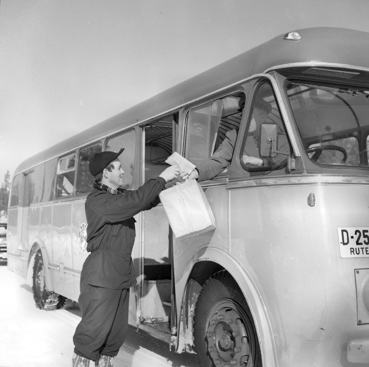 Buss klar for avgang, tar imot post 