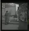 Paris 1950. Kvinna framför karta över 